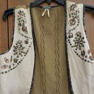 BKE Textured Knit Vest in Brown